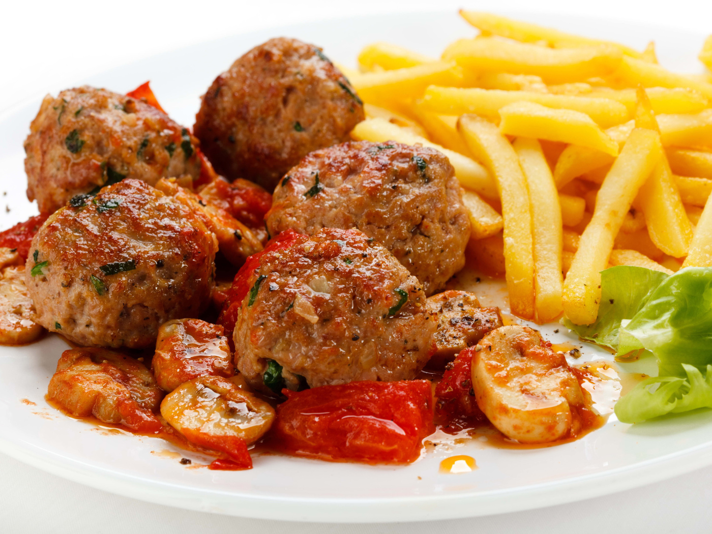 Тефтели с картофелем фри и овощами на белом фоне