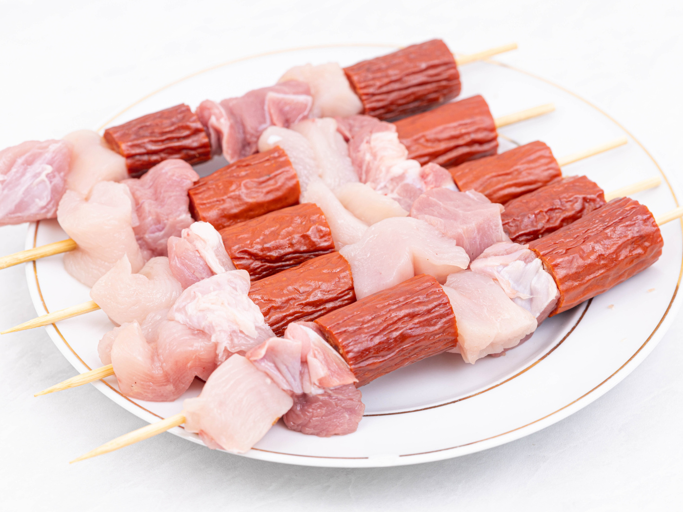 Шашлык из мяса и колбасок на шпажках 