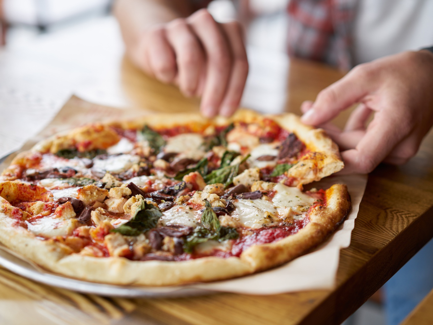 Мужчина в кафе ест вкусную горячую пиццу 