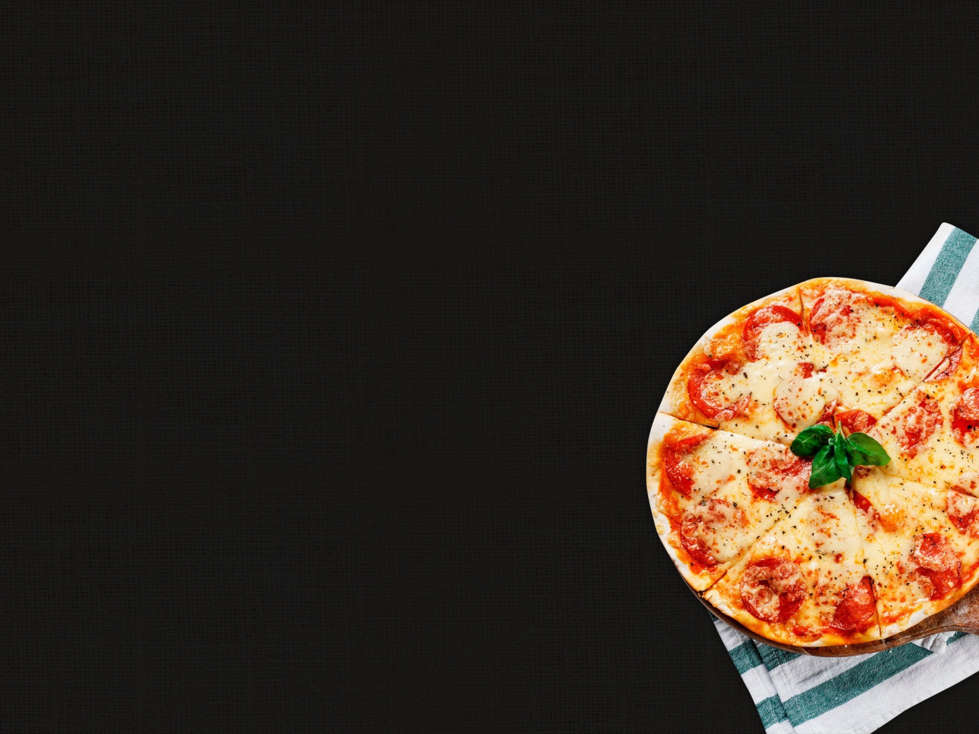 Пицца с колбасой и сыром на столе с полотенцами 