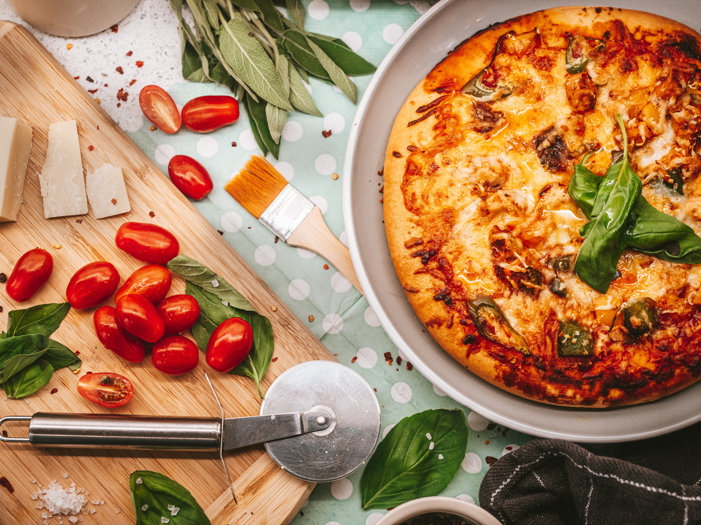 Румяная пицца на столе с сыром и помидорами