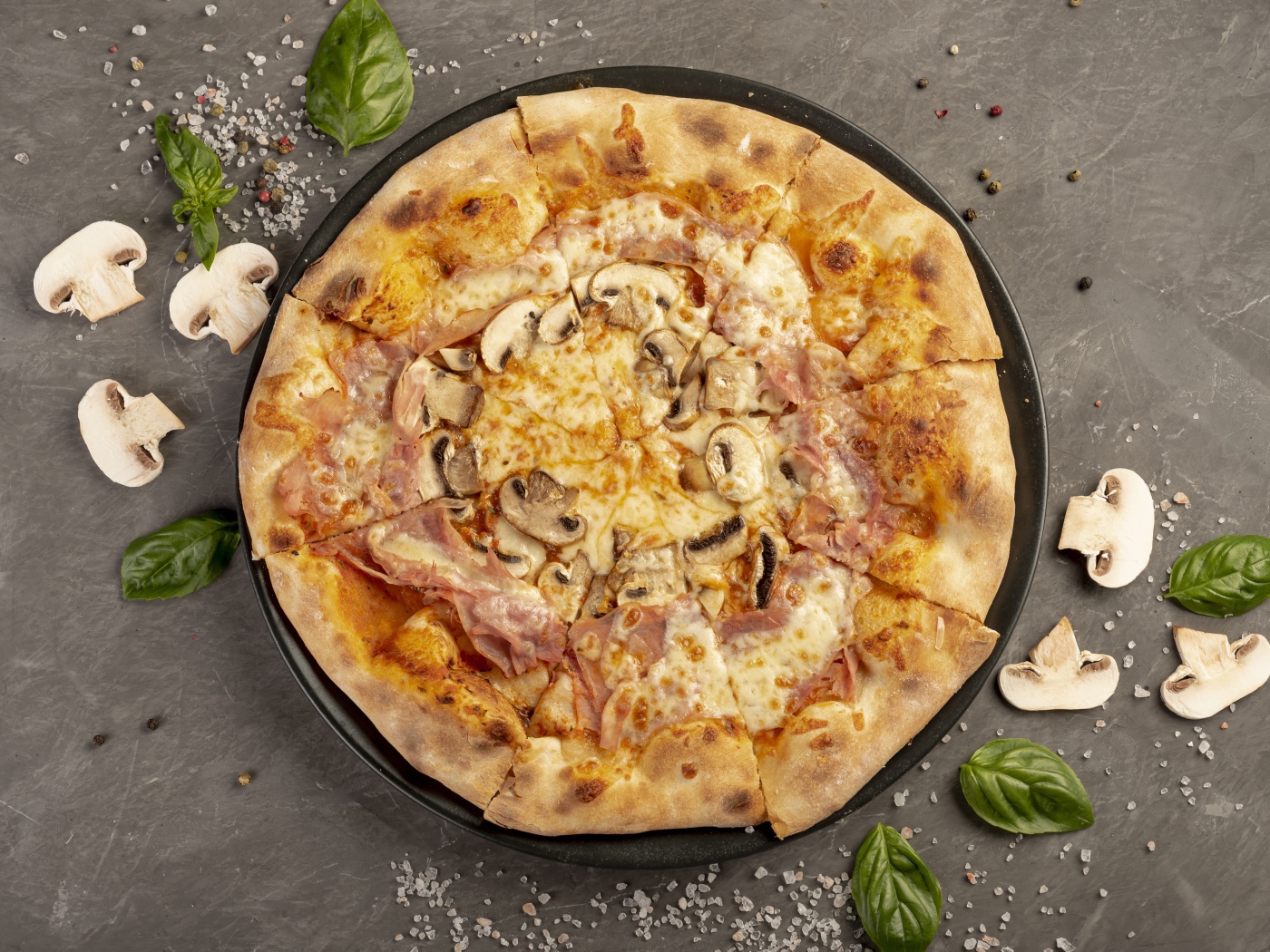 Румяная пицца с беконом и грибами 