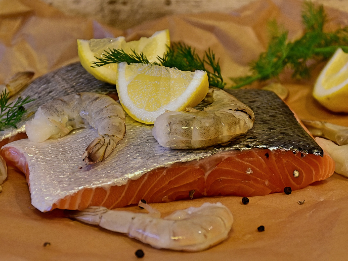 Кусок красной рыбы с креветками и лимонами