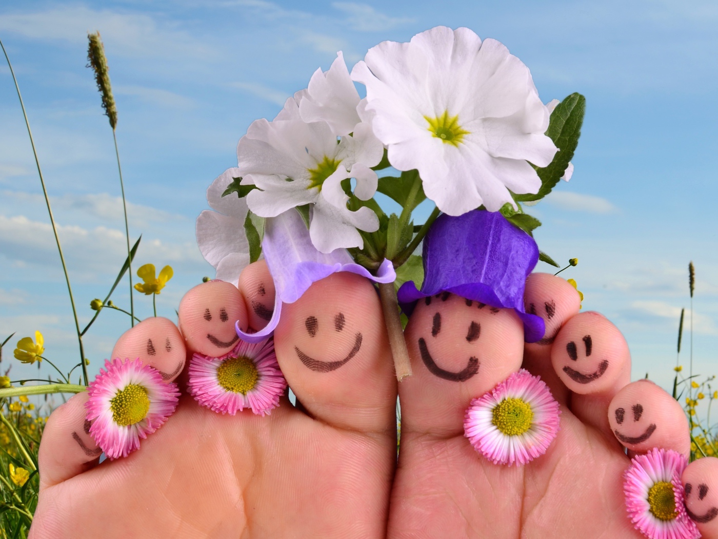 Мордочки нарисованные на ногах с цветами