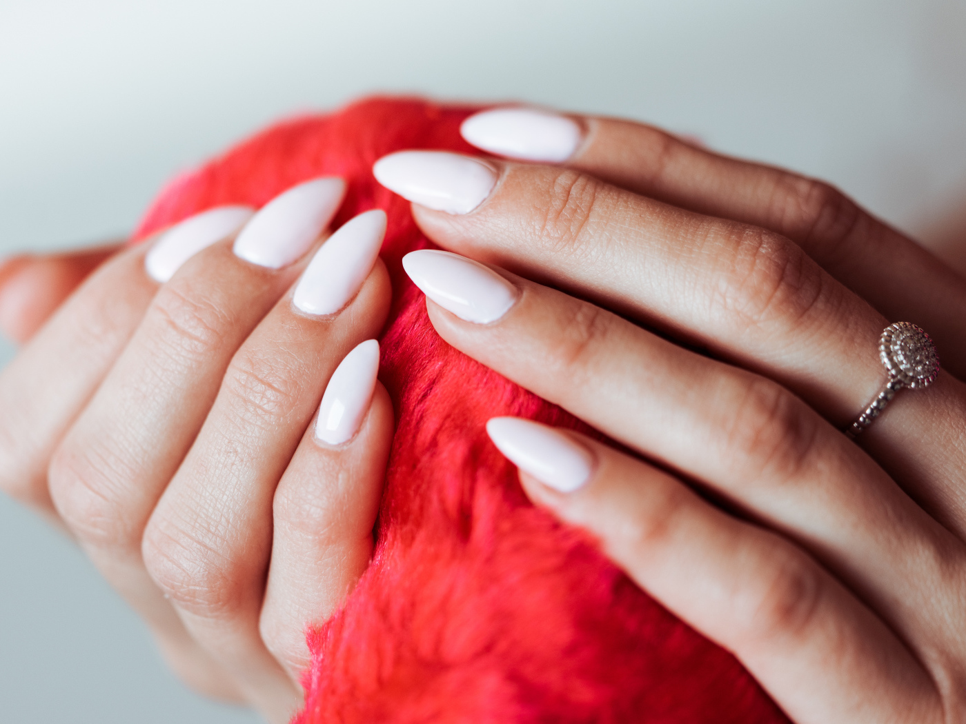 Красивый маникюр на руках у девушки 