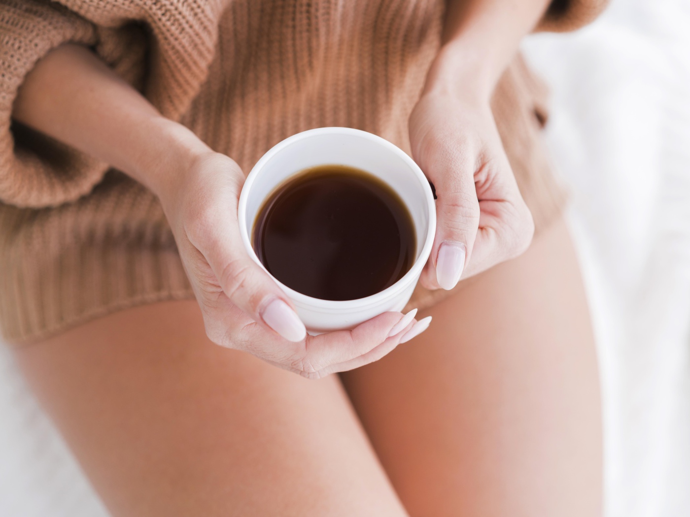 Чашка горячего кофе в руках у девушки 