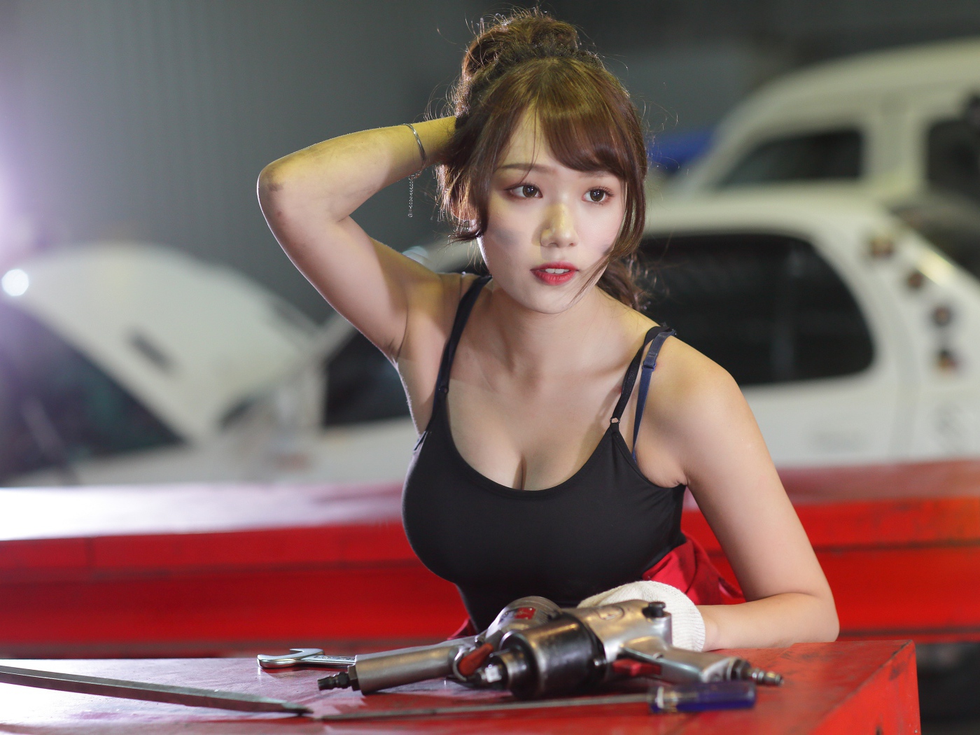 Девушка азиатка автослесарь  