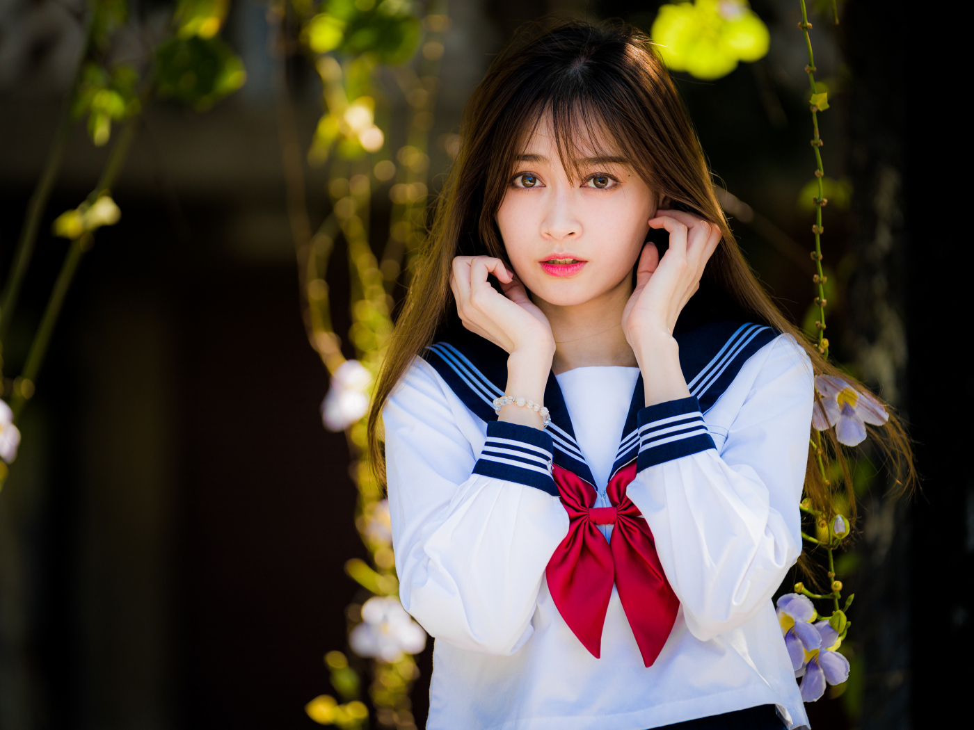 Девушка азиатка в рубашке с бантом 