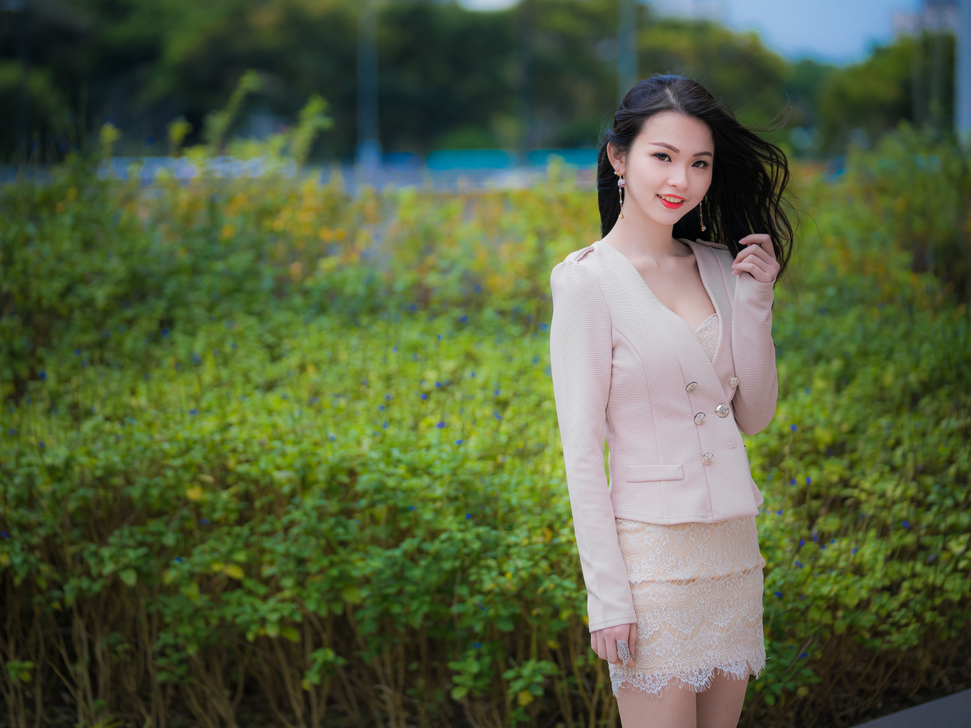 Девушка азиатка с очаровательной улыбкой в костюме 