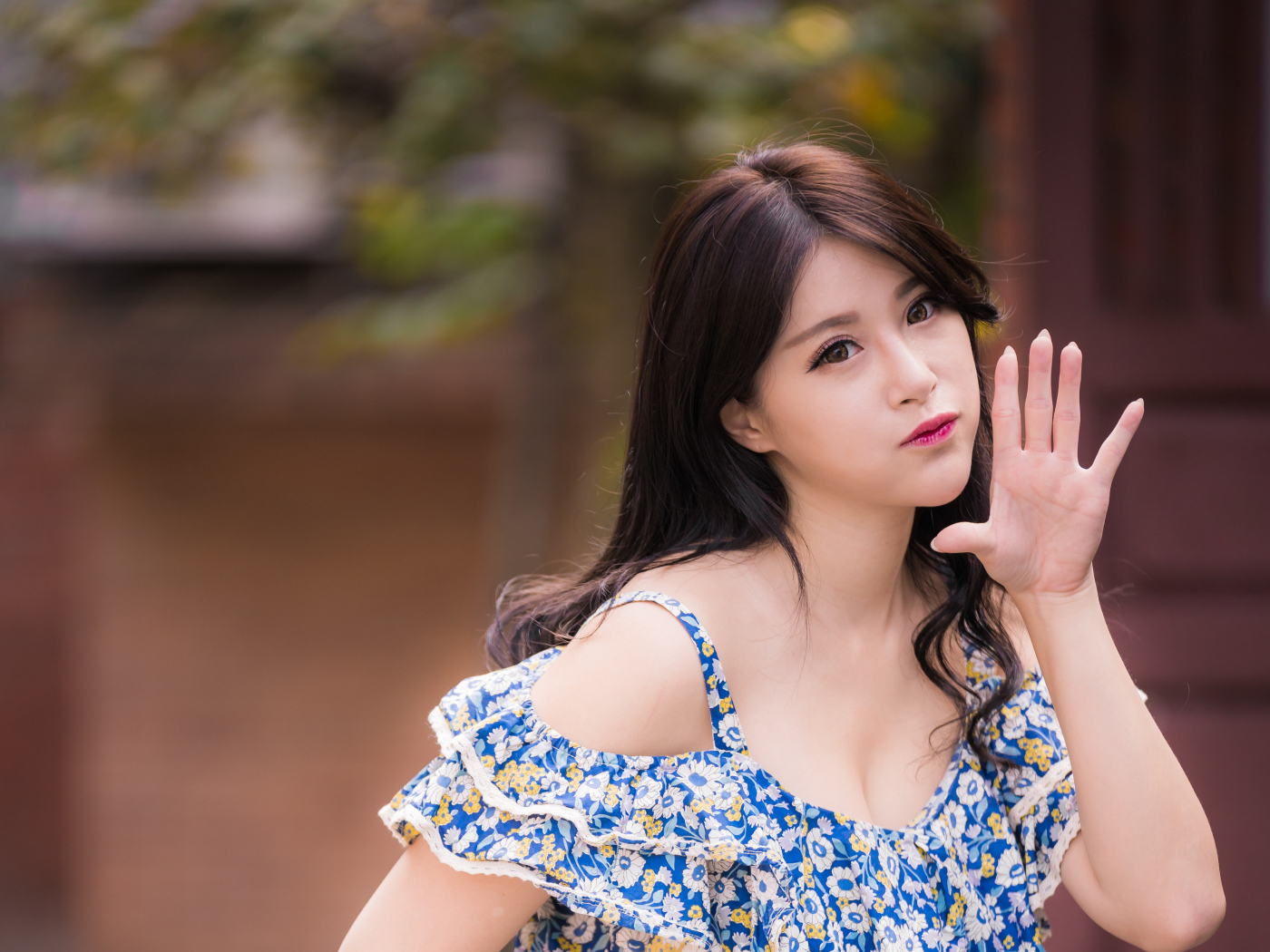 Девушка азиатка с поднятой рукой