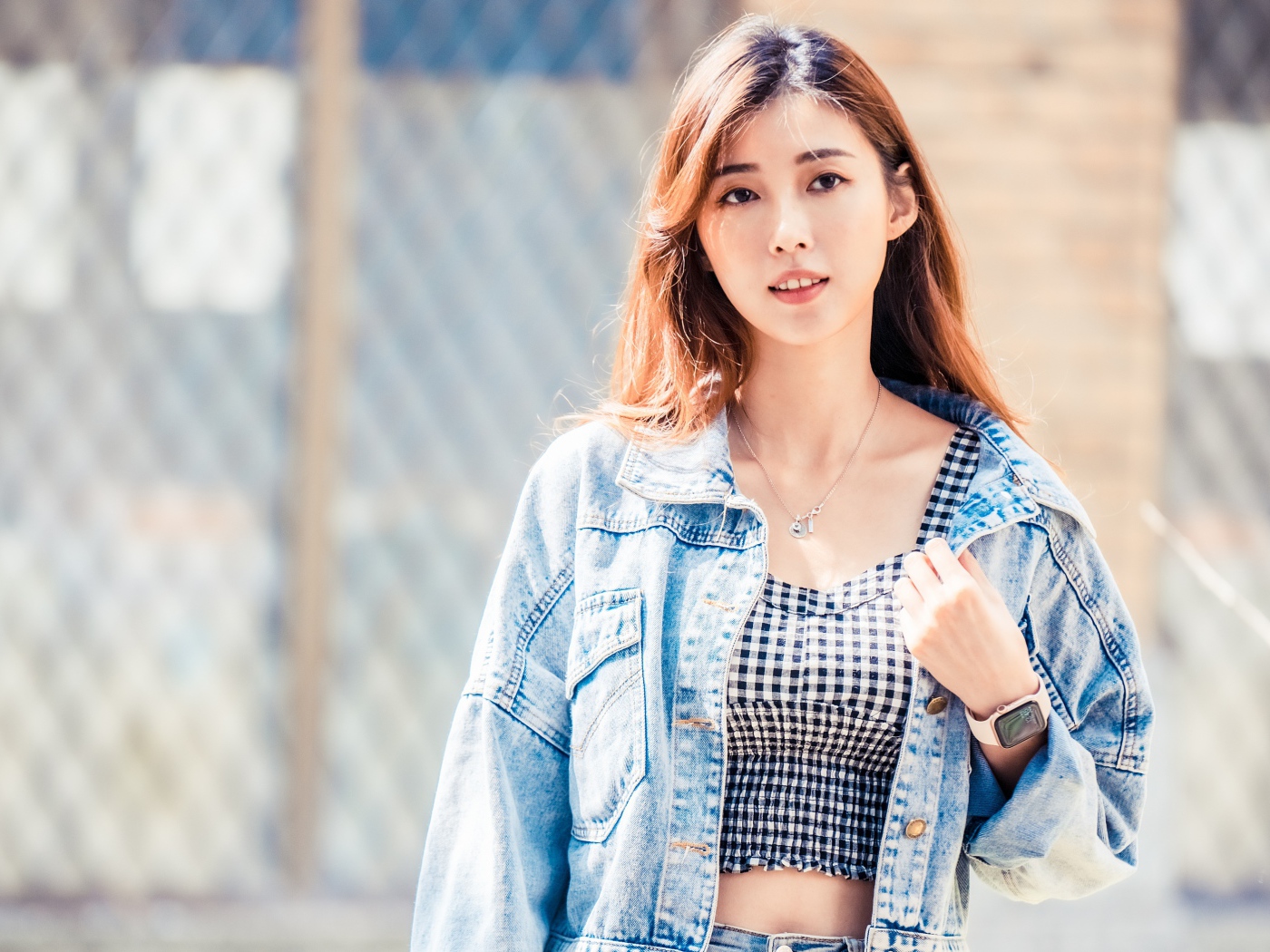 Азиатка в джинсовой куртке на улице 
