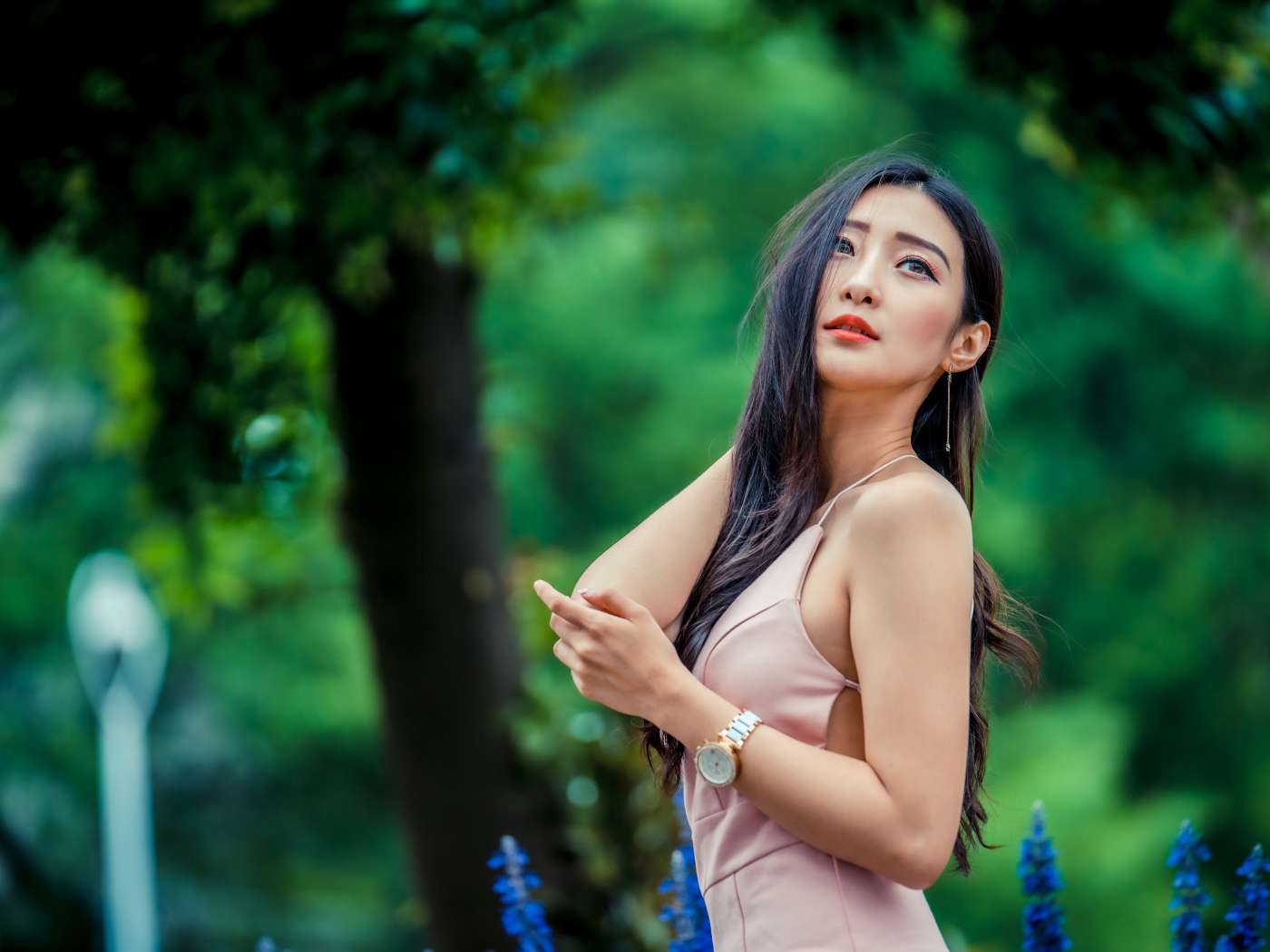 Красивая азиатка в розовом платье 