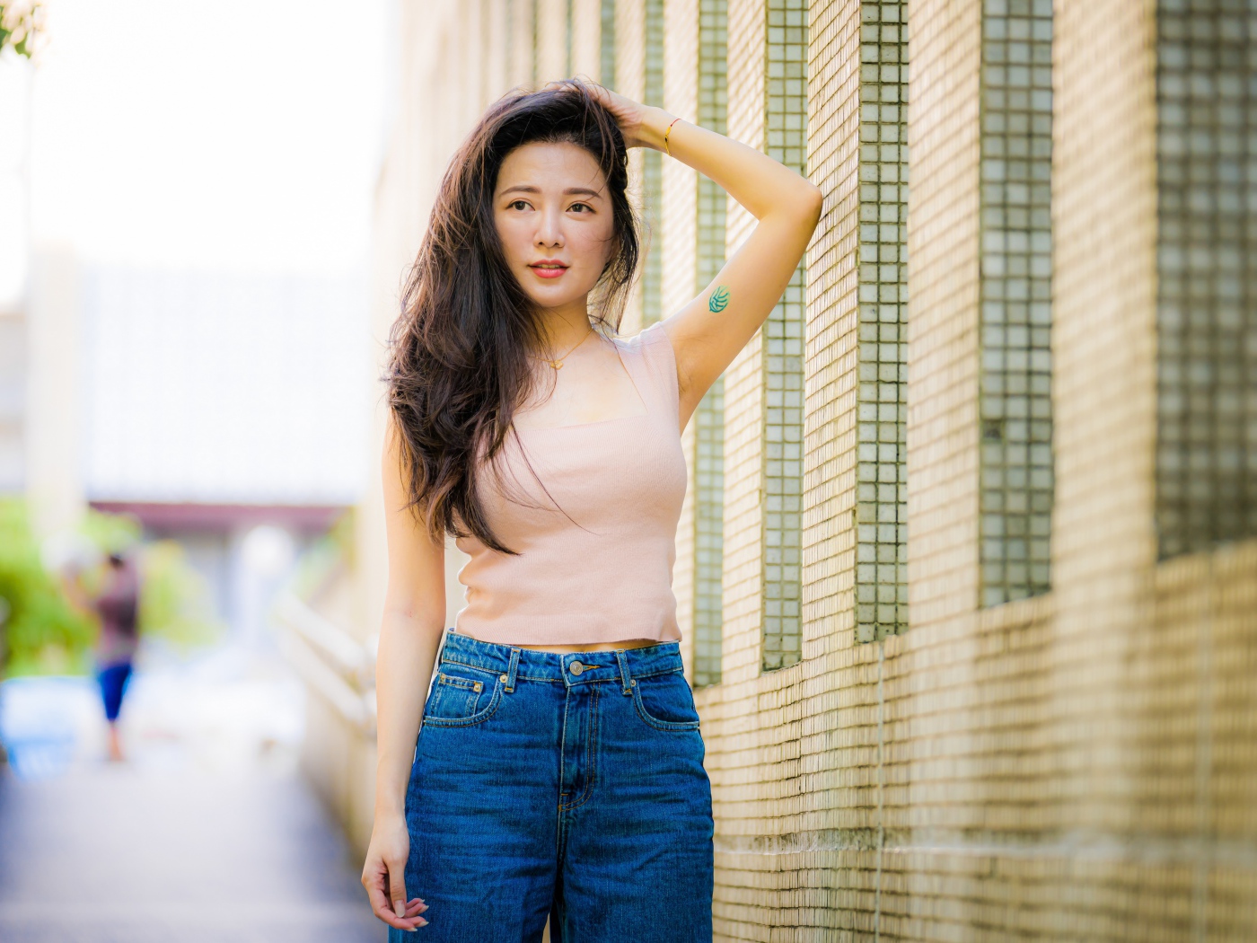 Красивая азиатка в синих джинсах