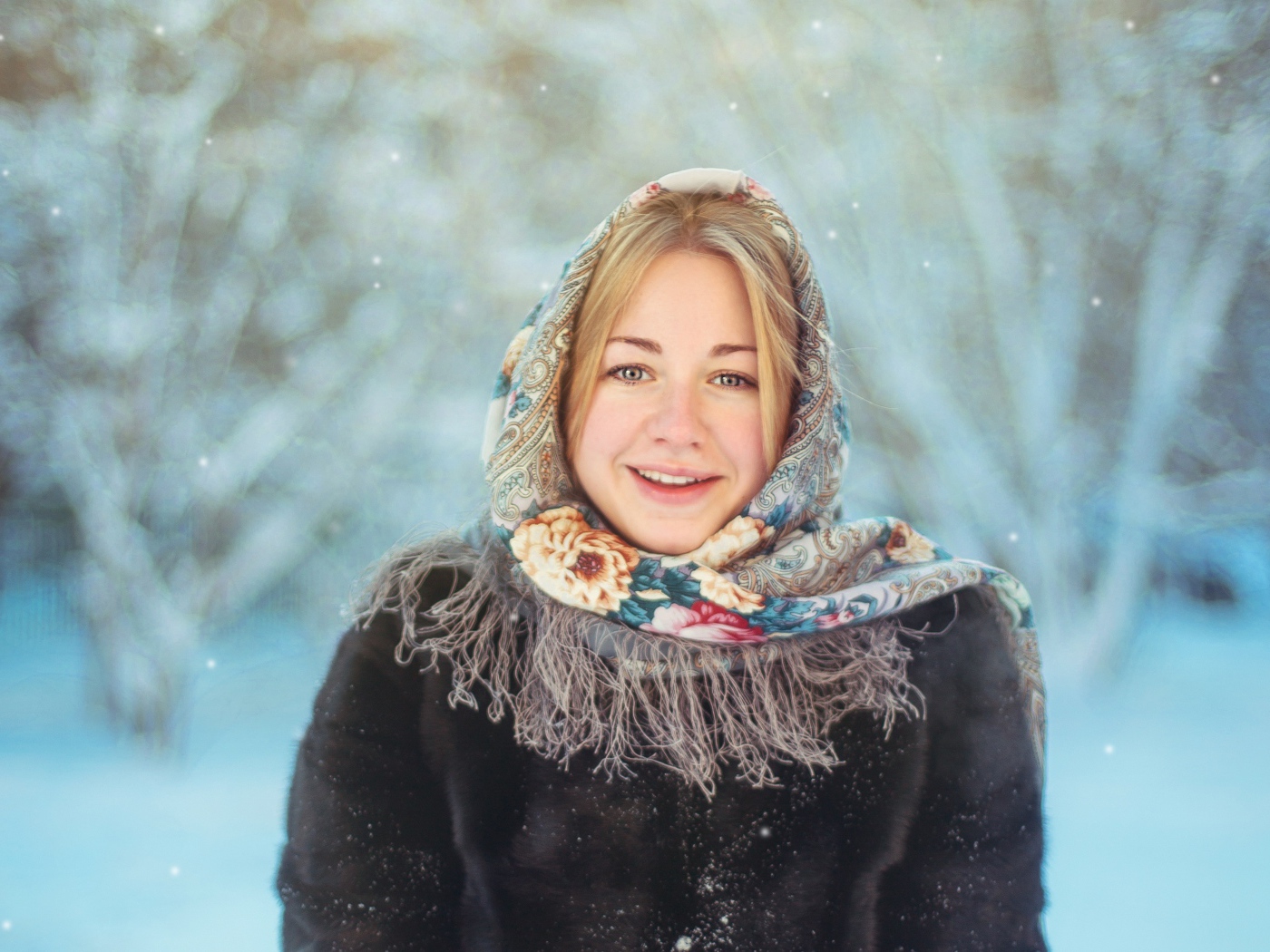 Красивая русская девушка на улице зимой 