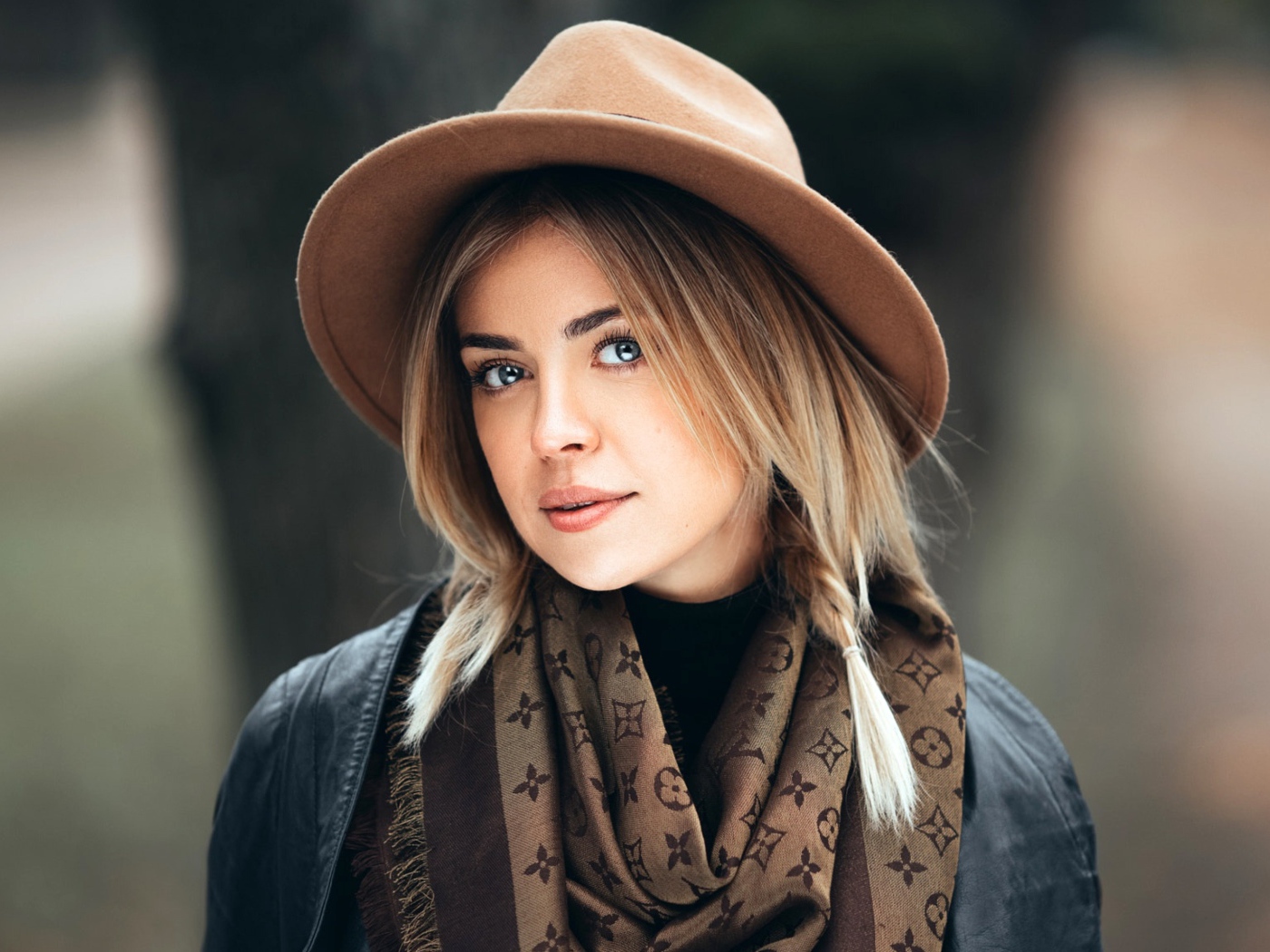 Красивая голубоглазая девушка в коричневой шляпе