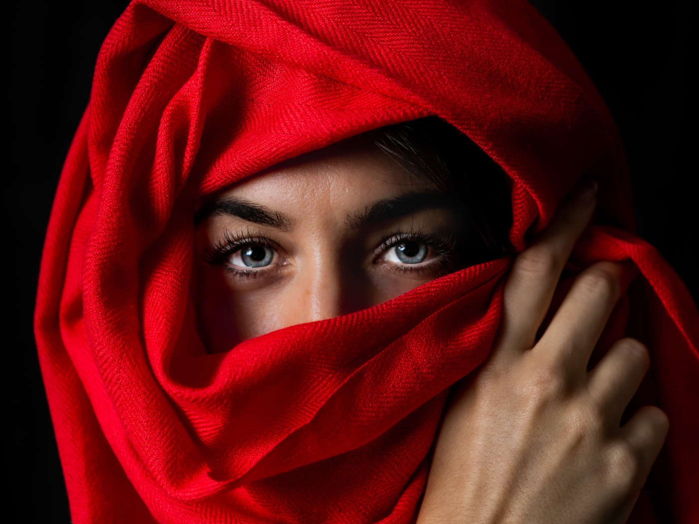 Красивая голубоглазая девушка в красном палантине 