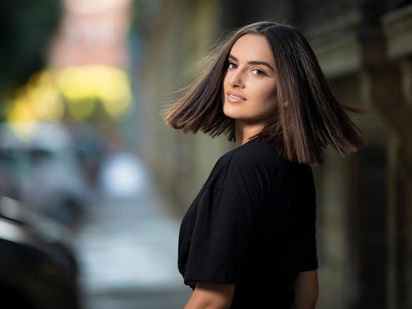 Красивая кареглазая брюнетка в черном платье 