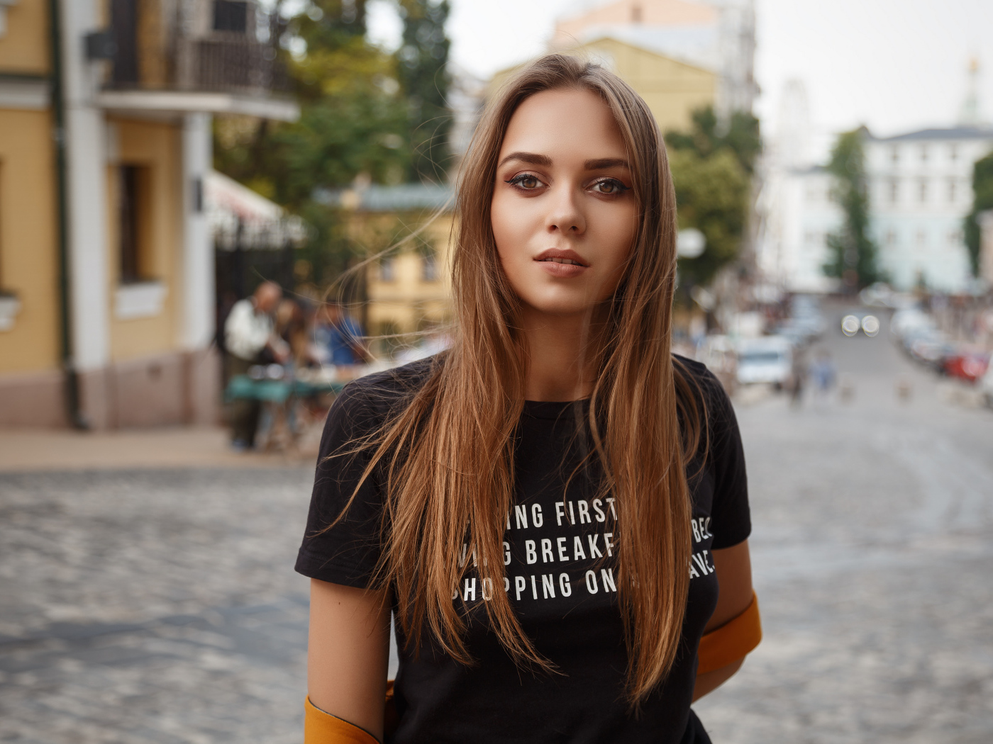 Красивая кареглазая девушка в черной футболке 