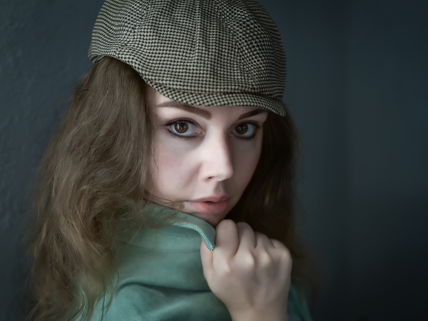 Красивая кареглазая девушка в кепке 