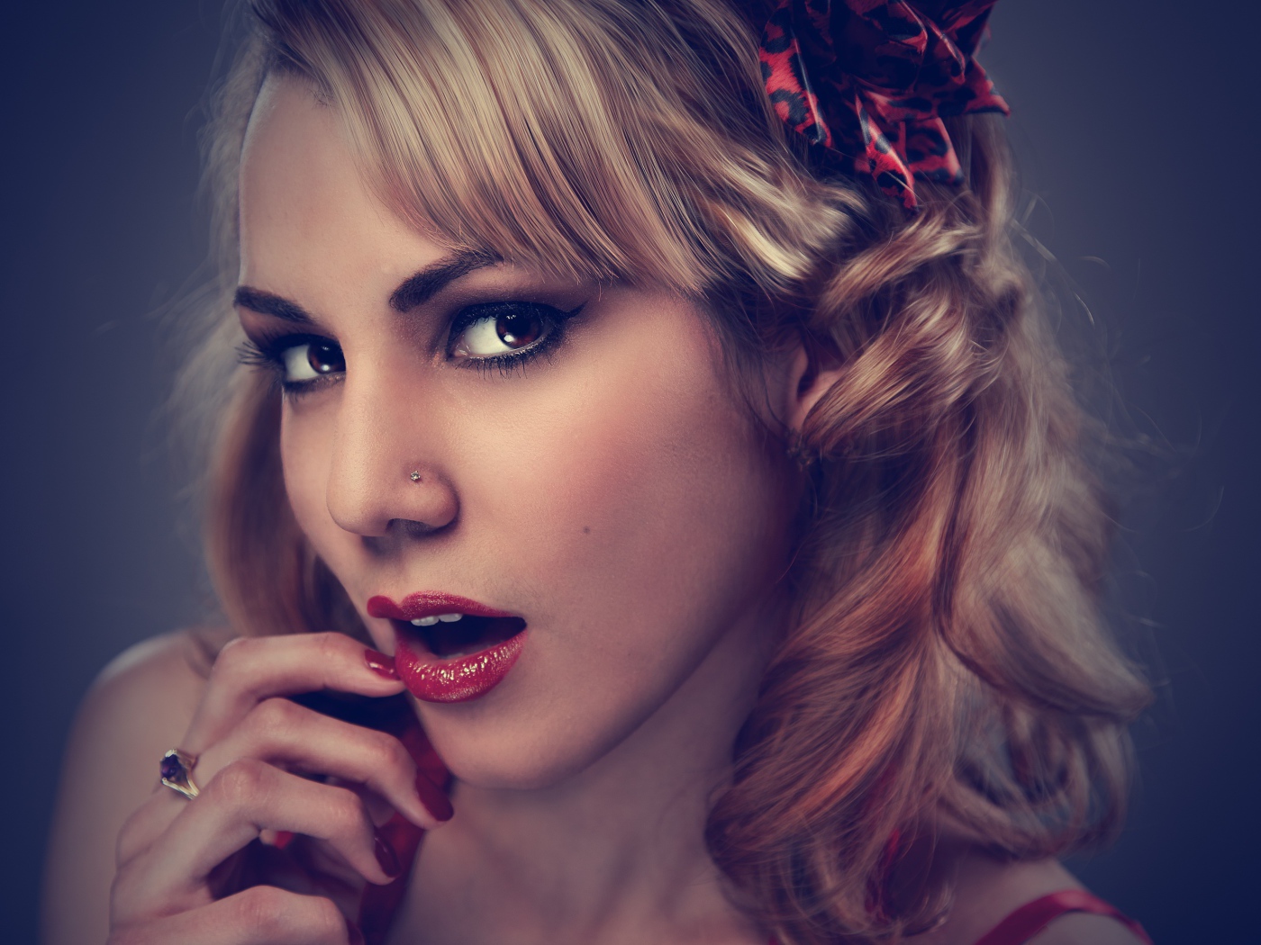 Красивая кареглазая девушка с красными губами 