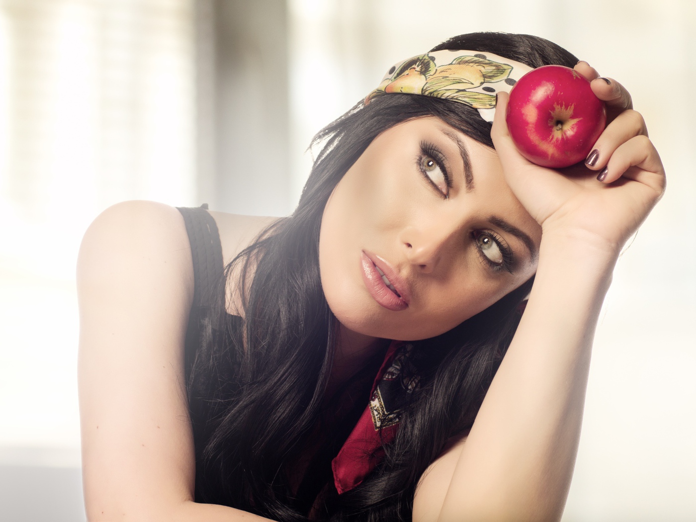 Красивая брюнетка с яблоком в руке 