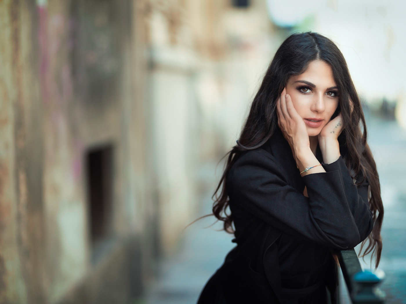 Красивая девушка в черном пальто 