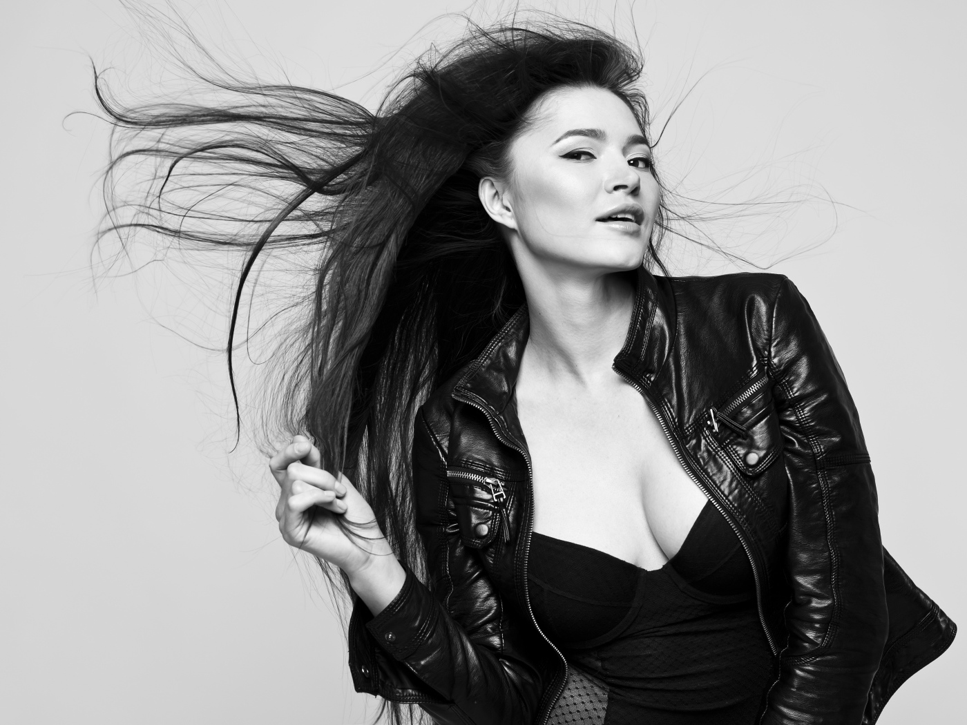 Красивая девушка в черной куртке с длинными волосами 