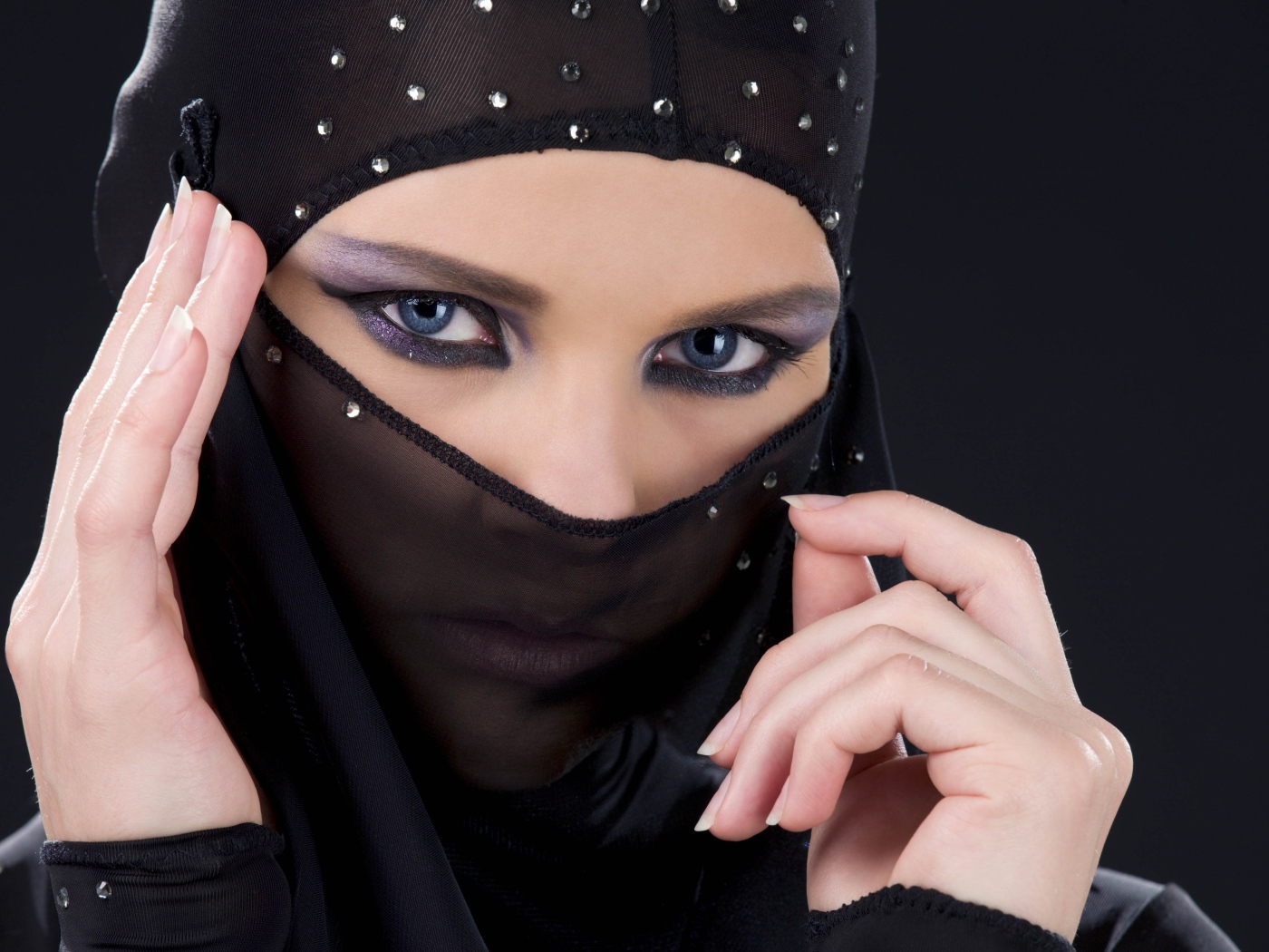 Красивая девушка в черной парандже 