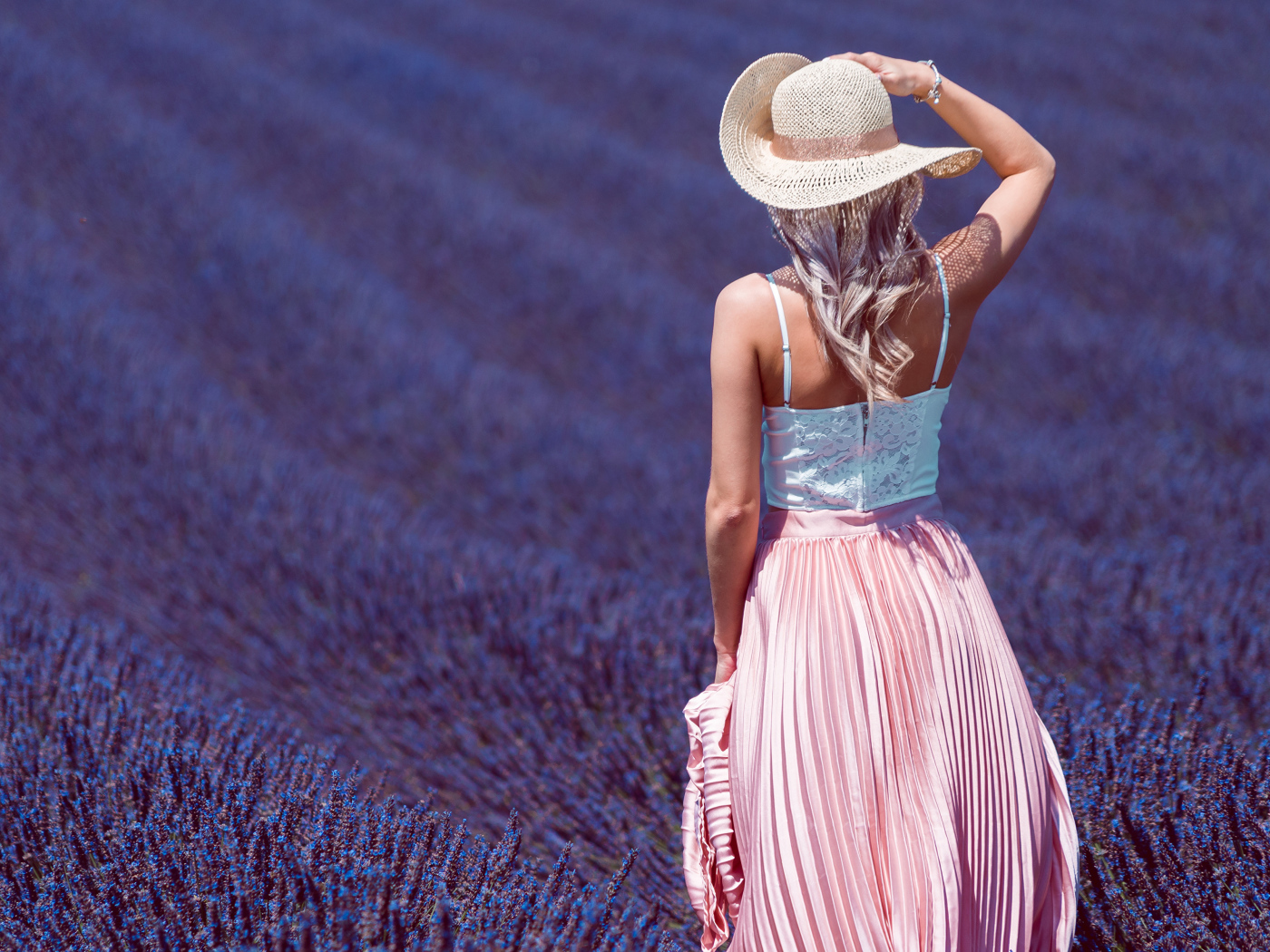 Красивая девушка в шляпе на лавандовом поле 