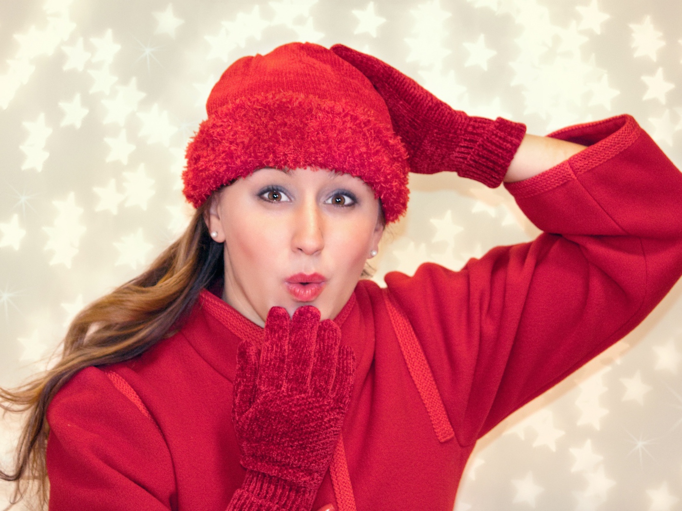 Красивая девушка в красном шлет воздушный поцелуй