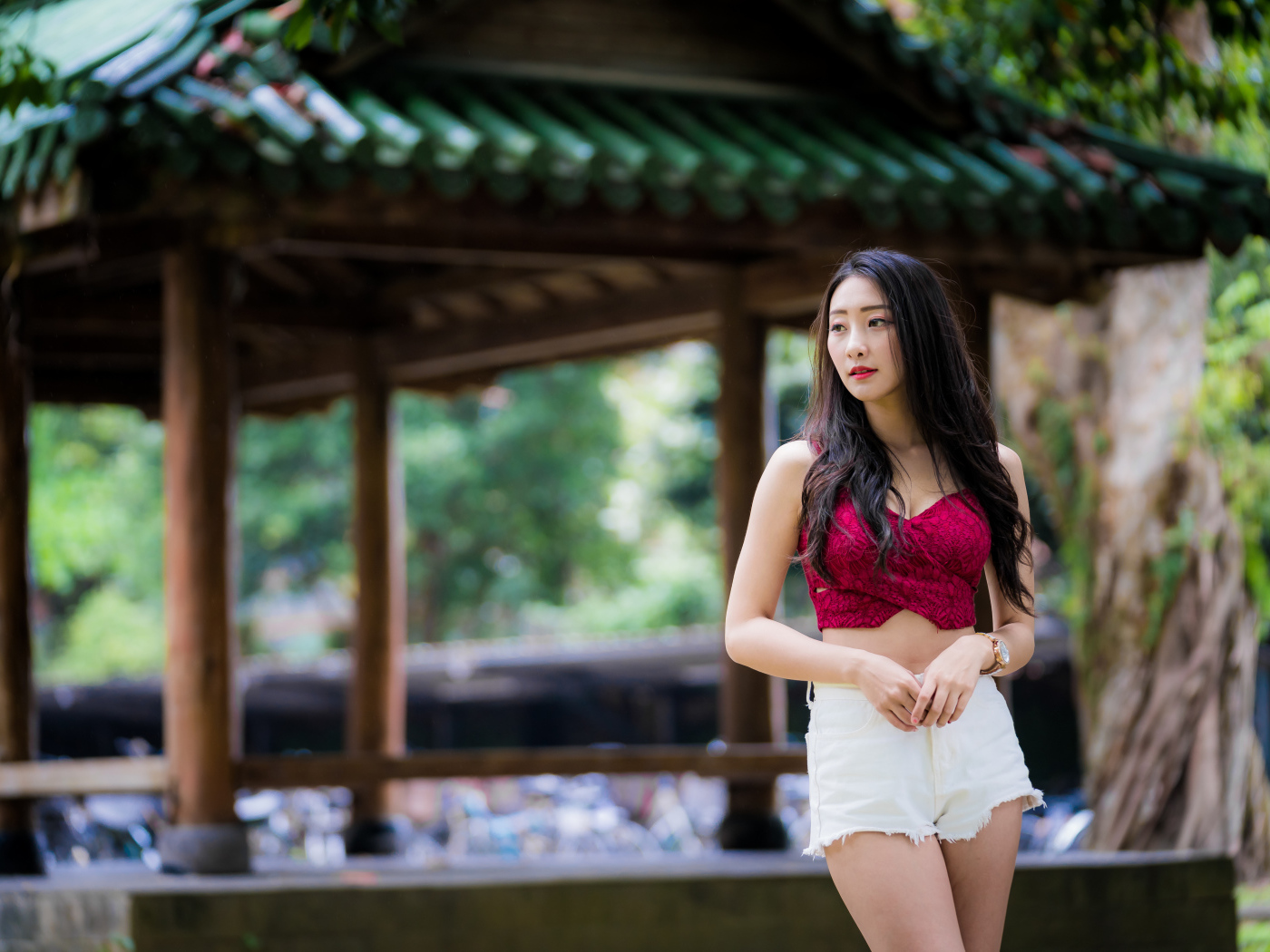 Красивая девушка в белых шортах в парке