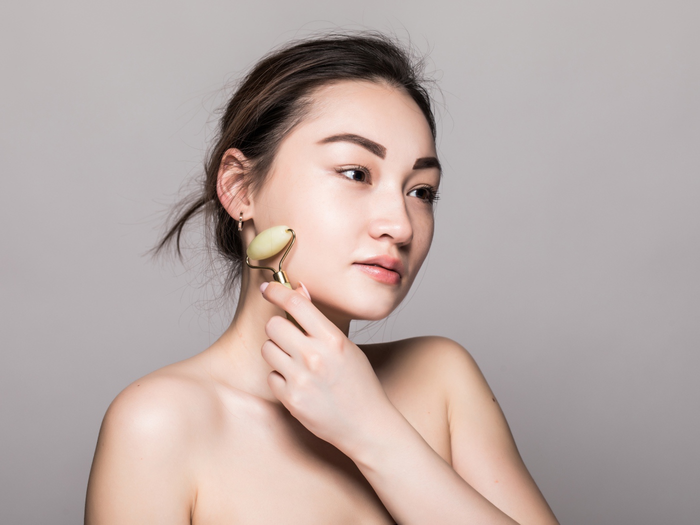 Красивая девушка разглаживает кожу лица