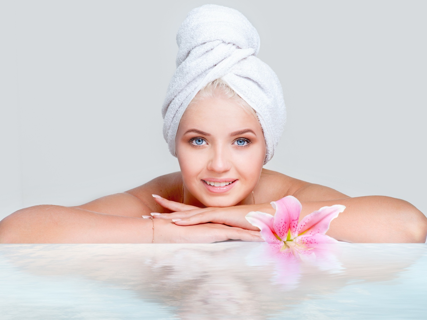 Красивая девушка с голубыми глазами после SPA процедур