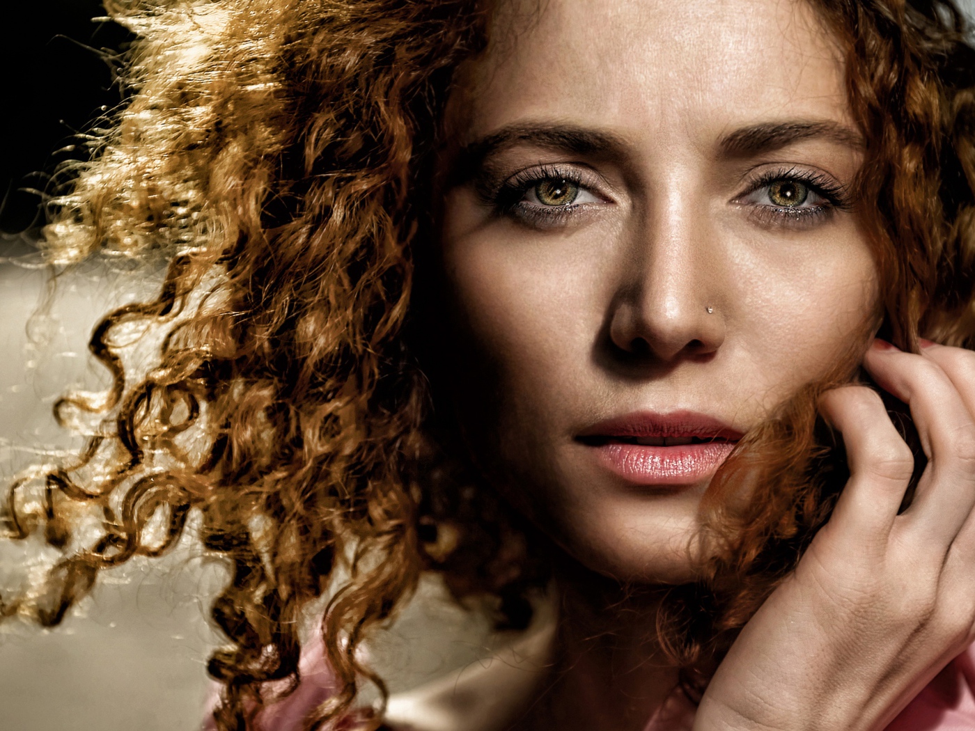 Красивая девушка с волнистыми волосами 