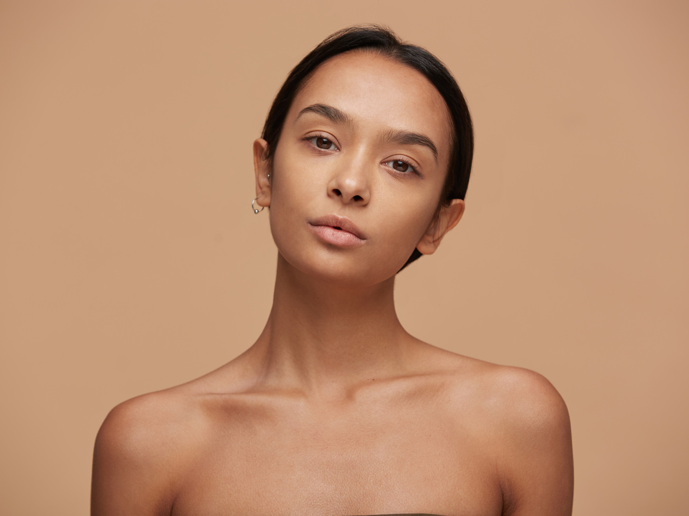 Красивая настоящая девушка с карими глазами