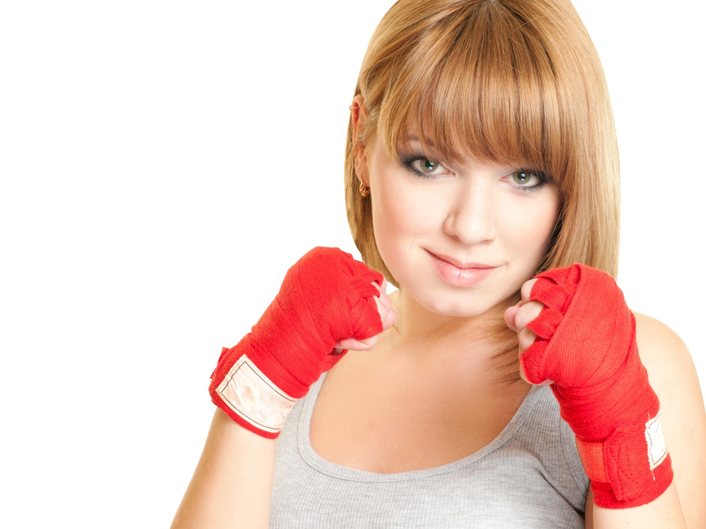 Красивая рыжеволосая девушка в стойке боксера на белом фоне