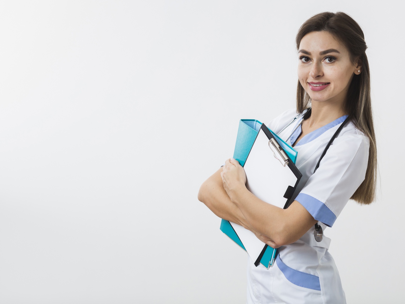 Красивая улыбающаяся девушка врач с папками на белом фоне 