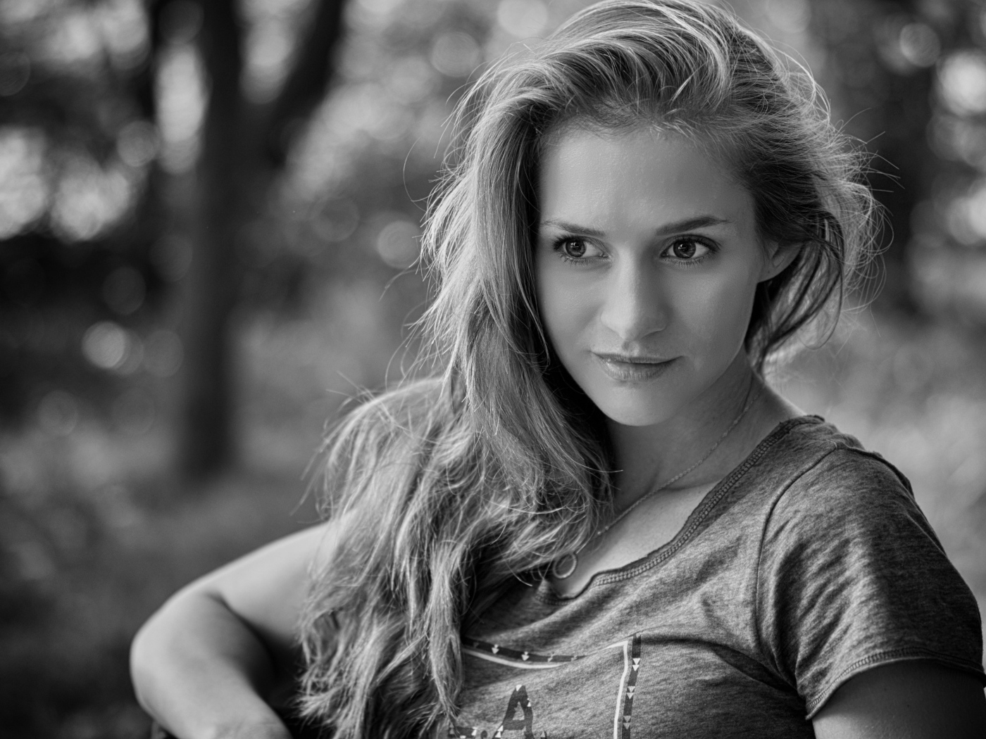 Черно-белое фото красивой девушки 