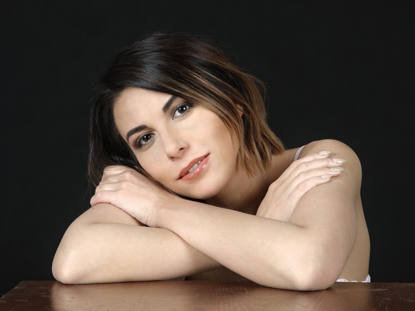 Карие глаза красивой девушки на черном фоне