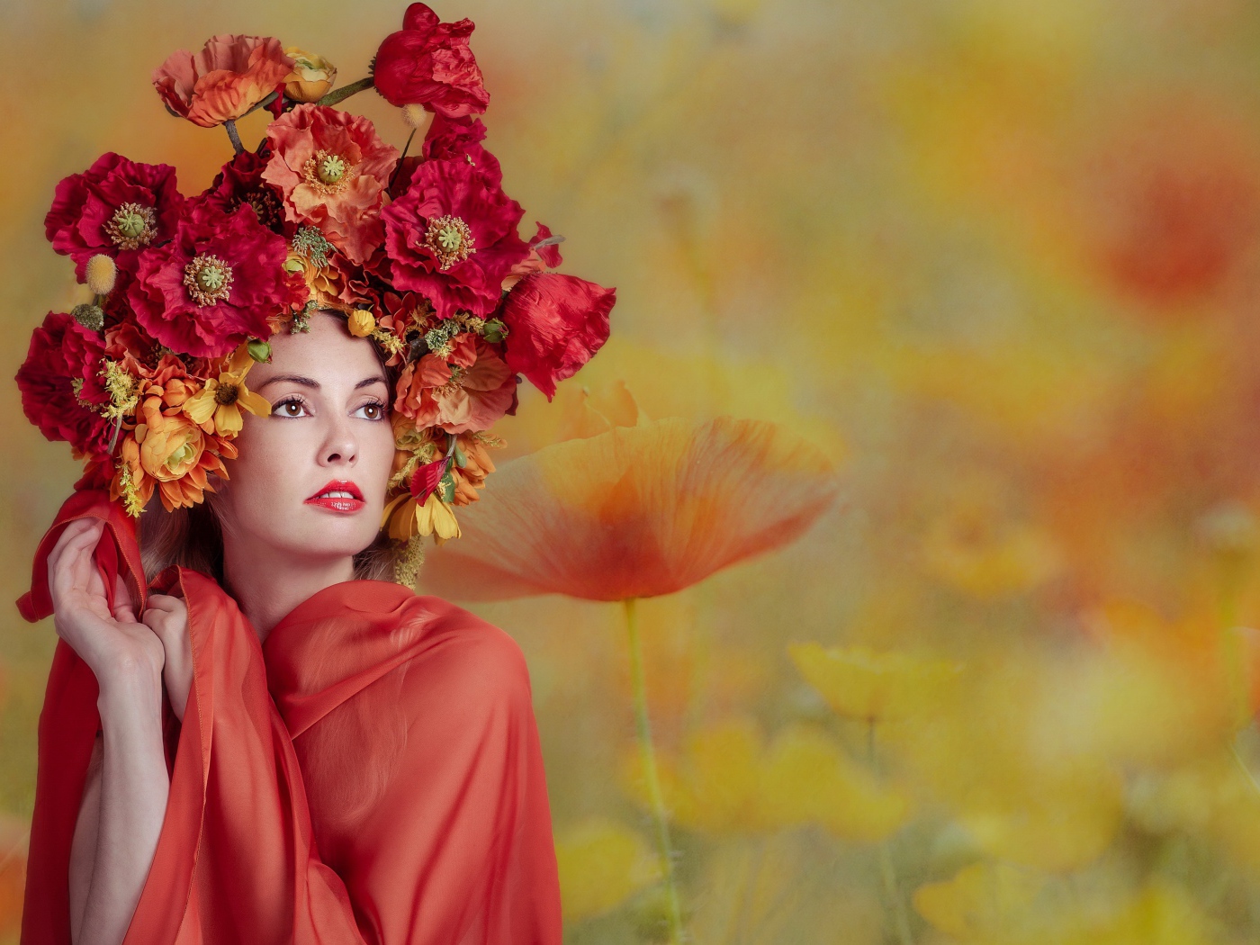 Милая девушка с венком из красных маков на голове