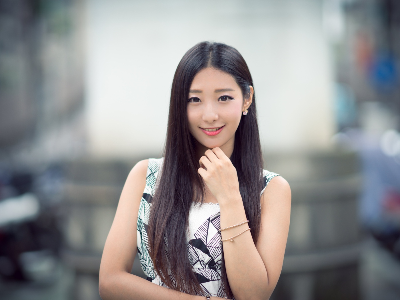 Милая длинноволосая девушка азиатка с красивой улыбкой 