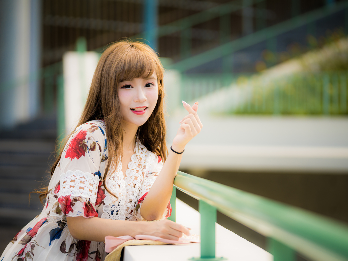 Милая улыбающаяся азиатка в платье 