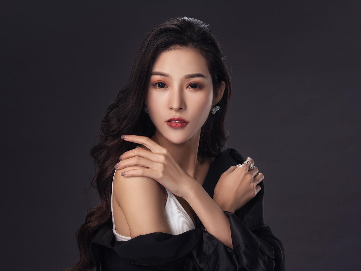 Нежная длинноволосая азиатка на сером фоне