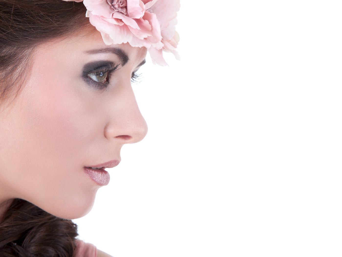 Лицо красивой девушка на белом фоне