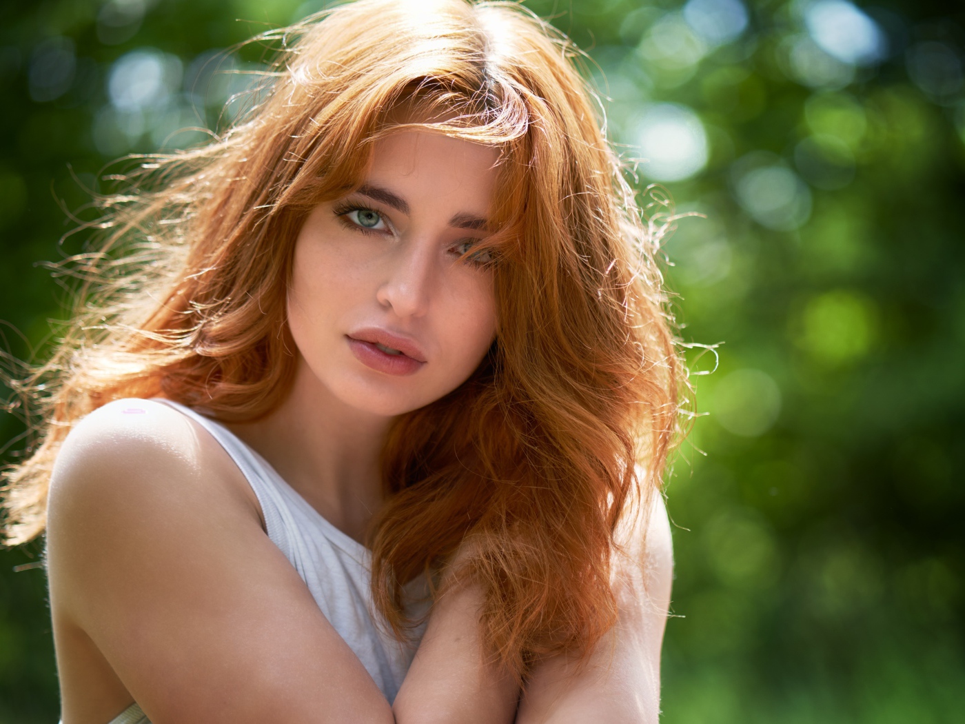 Нежная зеленоглазая девушка с рыжими волосами