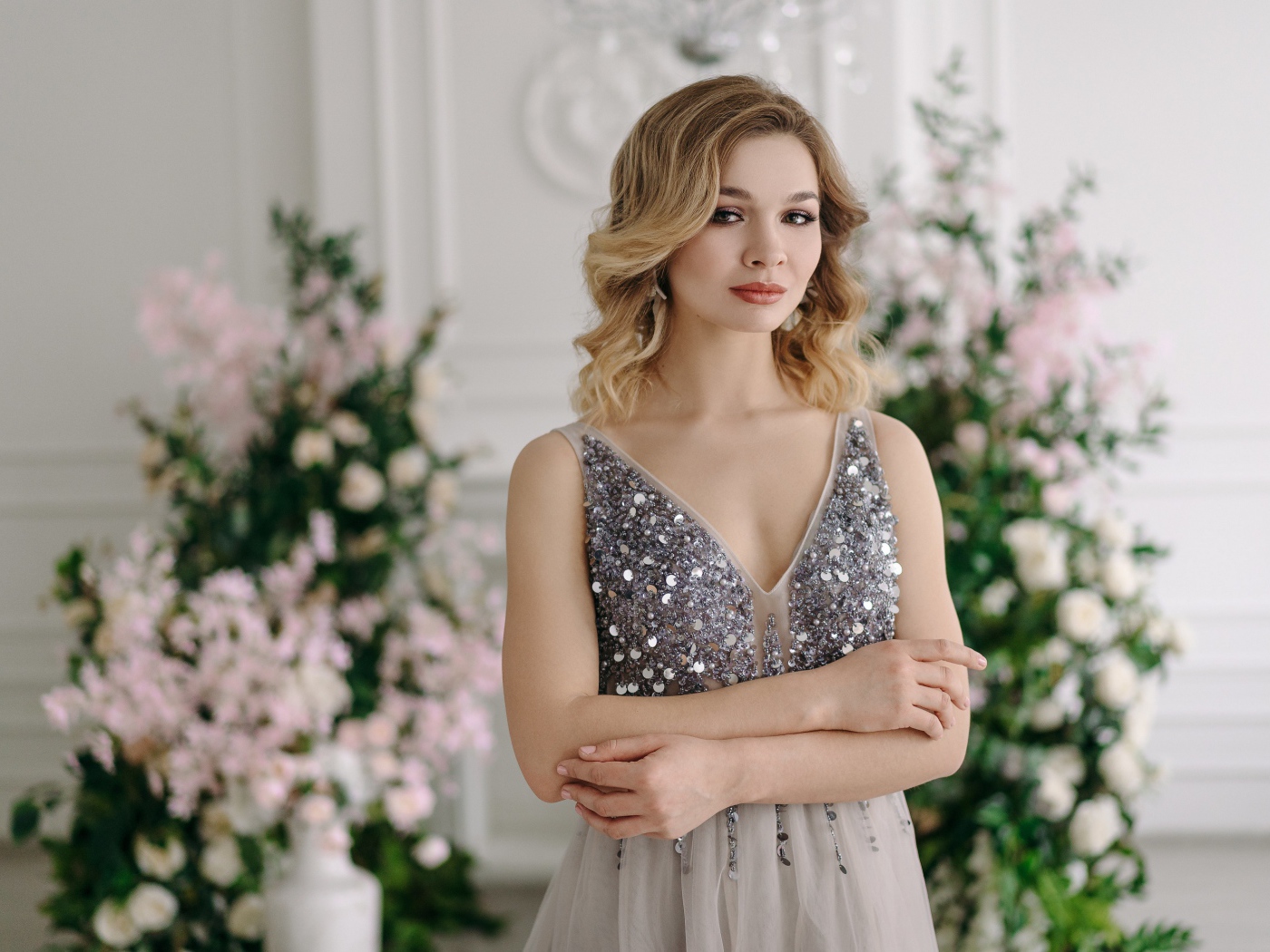 Девушка в красивом платье на фоне цветов