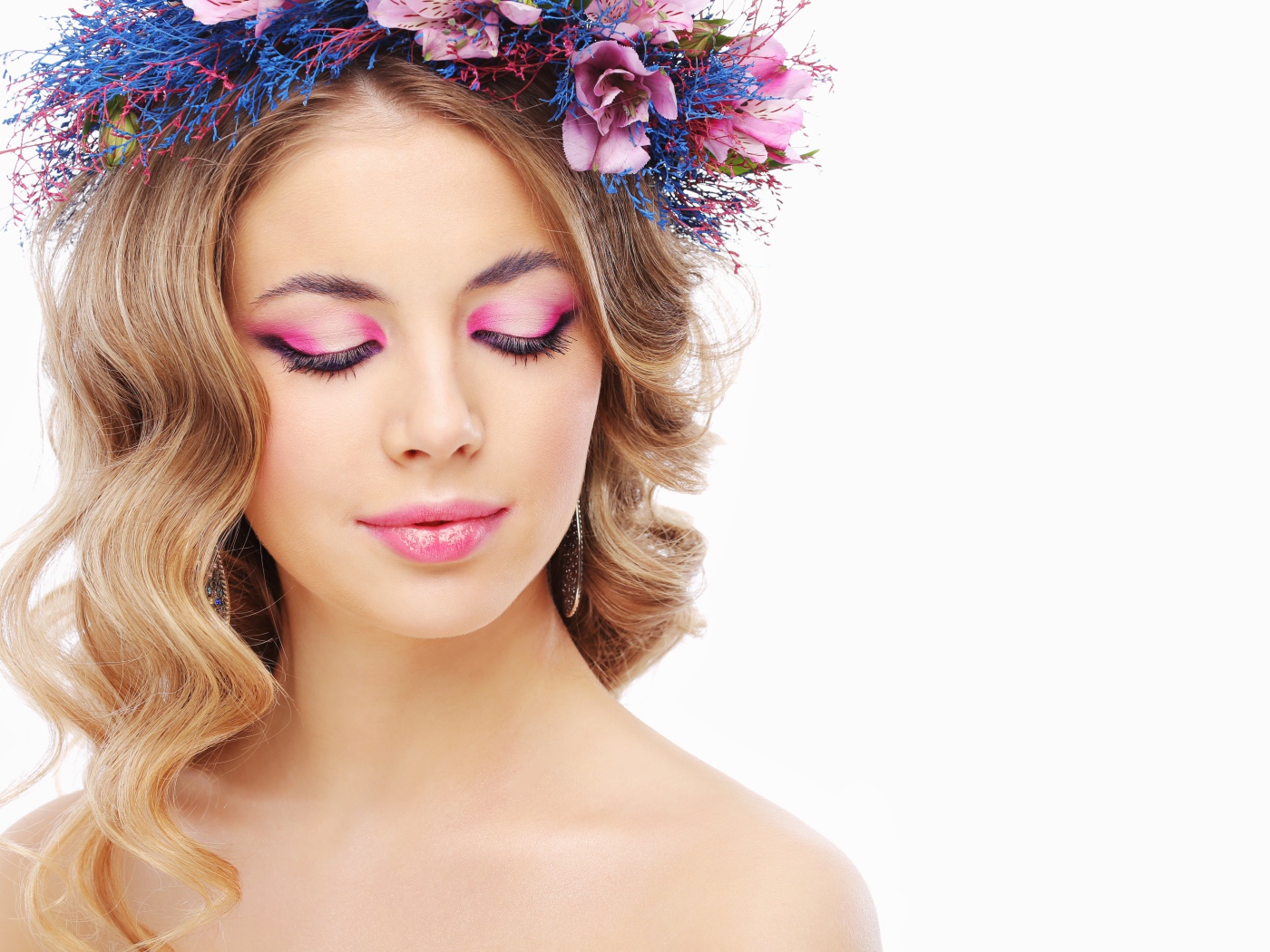 Девушка модель с закрытыми глазами с розовым макияжем на белом фоне