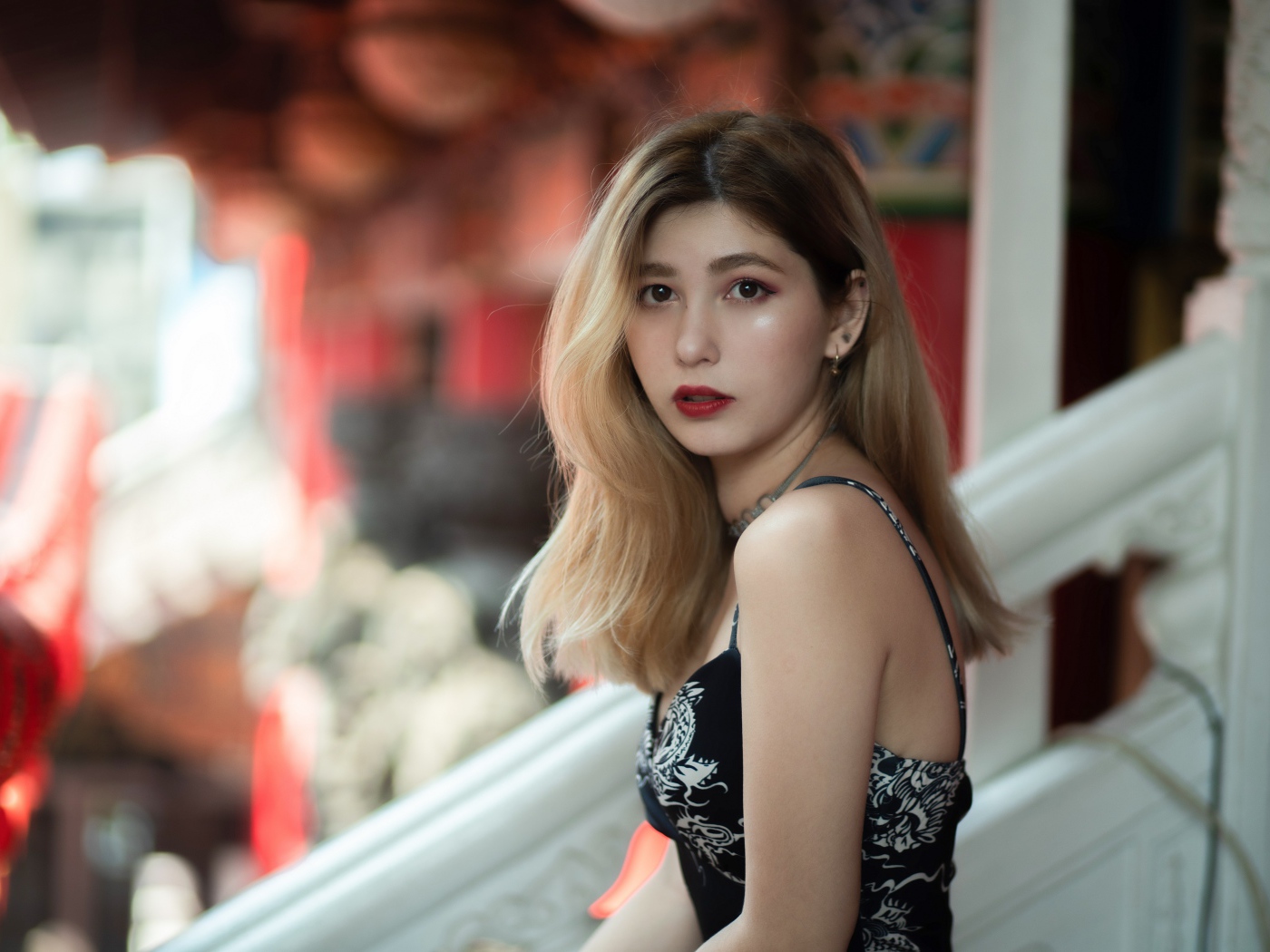 Грустный взгляд молодой стройной девушки