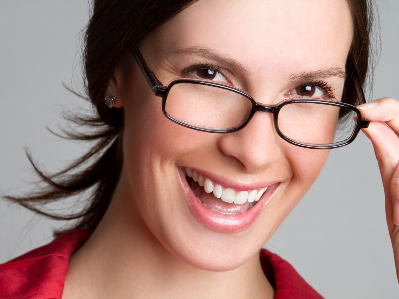 Улыбающаяся деловая женщина в очках