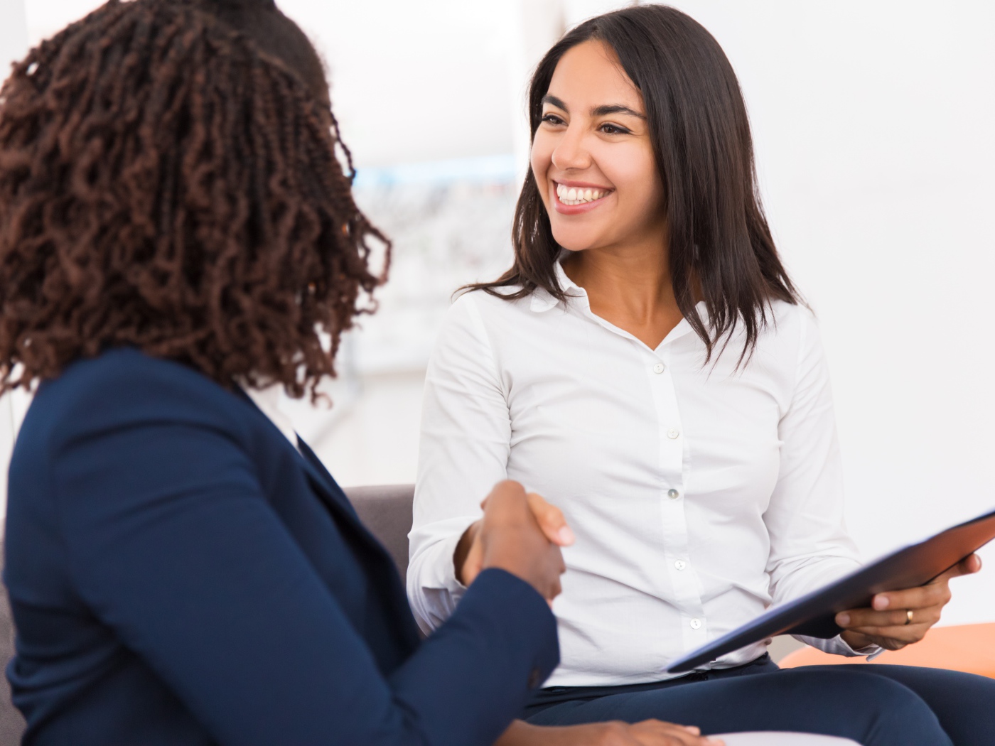 Улыбающаяся девушка заключила удачную сделку